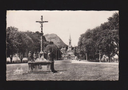 CPSM Dentelée - 65 - Lourdes - La Basilique Et Le Calvaire Des Bretons - Circulée En 1965 - Lourdes