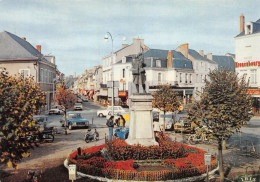 36  ARGENTON-SUR-CREUSE  Bar Tabac Et Monument Aux Morts           (Scan R/V) N°      26       \MR8037 - Otros & Sin Clasificación