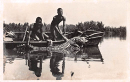 GUINEE Française Vialla Tenaille Capture D'un CAIMAN En Pirogue à Poto-poto Coyah   (Scan R/V) N°    33     \MR8054 - Guinea Francese