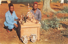 CAMEROUN    FOUMBAN  Artisans Et Objets D'art         (Scan R/V) N°    60   \MR8053 - Cameroun