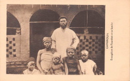 CAMEROUN    FOUMBAN   Pasteur évangéliste  Et Sa Famille           (Scan R/V) N°    61   \MR8053 - Kameroen