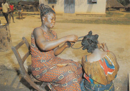 MALI 1994  Scène De Coiffure à Bangui            (Scan R/V) N°    36   \MR8053 - Malí