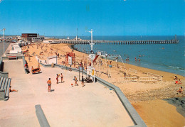 14   COUSEULLES SUR MER  Plage Et Jeux      (Scan R/V) N°    38    \MR8049 - Courseulles-sur-Mer