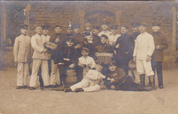 AK Foto Gruppe Deutsche Soldaten Mit Fass Biergläsern Ziehharmonika Kleinkind - 1913 (69206) - Guerra 1914-18