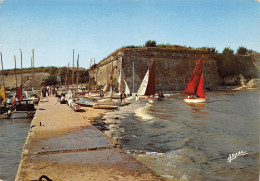 17 Oléron   Le Chateau école De Voile Au Port             (Scan R/V) N°  8   \MR8075 - Ile D'Oléron