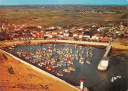 17 Oléron   La Cotinière  Chalutiers Au Port     Vue Aérienne       (Scan R/V) N°  12   \MR8075 - Ile D'Oléron