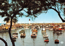 17 Oléron   La Cotinière  Chalutiers Au Port            (Scan R/V) N°  11   \MR8075 - Ile D'Oléron