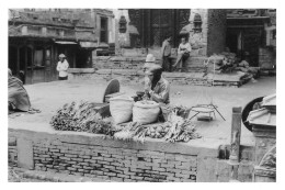 NEPAL KATMANDOU Marchand Fruits Et Légumes Marché De Thamel Année 1984  Katmandhu  Katmandu KATHMANDU N°  49   \MR8073 - Népal