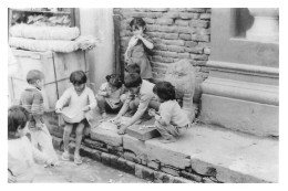 NEPAL KATMANDOU Enfants Et Statue Du Cobra  Année 1984  Katmandhu  Katmandu KATHMANDU N°  34   \MR8073 - Nepal