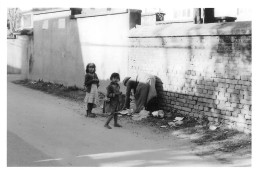 NEPAL KATMANDOU Marchande De Thé Et Ses Enfants  Année 1984  Katmandhu  Katmandu KATHMANDU N°  32   \MR8073 - Népal