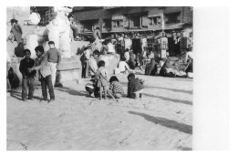 NEPAL KATMANDOU Enfants Devant Lion Blanc De DURBAN  Année 1984  Katmandhu  Katmandu KATHMANDU N°  37   \MR8073 - Nepal