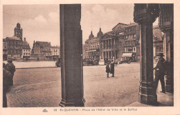 02   SAINT-QUENTIN    Place De L'hotel De Ville  Et Le Beffroi        (Scan R/V) N°  20   \MR8084 - Saint Quentin