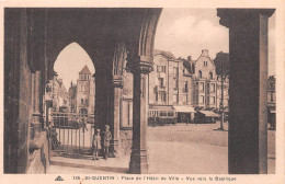 02   SAINT-QUENTIN    Place De L'hotel De Ville  Vue Vers La Basilique       (Scan R/V) N°  21   \MR8084 - Saint Quentin