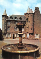 15 SALERS   Hotel De Baillage Place Tyssandier Et La Fontaine    (Scan R/V) N°   9   \MR8083 - Altri & Non Classificati