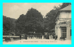 A881 / 307 61 - BAGNOLES DE L'ORNE Cour Et Parc De L'Etablissement - Bagnoles De L'Orne
