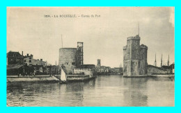 A877 / 105 17 - LA ROCHELLE Entrée Du Port - La Rochelle