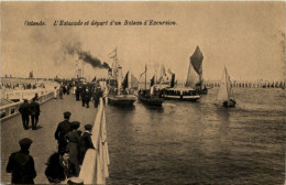 Ostende - L Estacade Et Depart D Un Bateau - Oostende