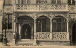 Furnes - Le Perron De L Hotel De Ville - Veurne