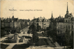 München, Kaiser Ludwig Platz Mit Denkmal - München