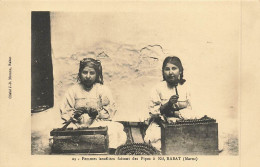 JUDAÏCA - JEWISH - MOROCCO - RABBAT - Femmes Israélites Faisant Des Pipes à Kif, RABAT - Jud-383 - Judaísmo