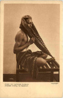 JAva - Javanese Binding His Headcloth - Indonesië
