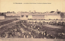 JUDAÏCA - JEWISH - MAROC - MARRAKECH - Les Juifs Sur Leur Terrasse à L'arrivée Du Résident Général - Jud-402 - Judaika