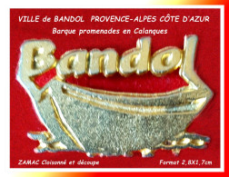 SUPER PIN'S "Ville De BANDOL"Provence, Alpes Côte D'Azur" POMENADE Aux Calanques. Barque En Zamac Base Or,  2,7X1,5cm - Ciudades