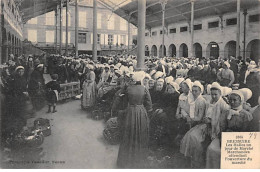 BRESSUIRE - Les Halles Un Jour De Marché - Marchandes Attendant L'ouverture Du Marché - Très Bon état - Bressuire