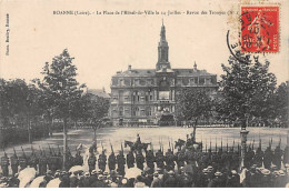 ROANNE - La Place De L'Hôtel De Ville Le 14 Juillet - Revue Des Troupes - Très Bon état - Roanne