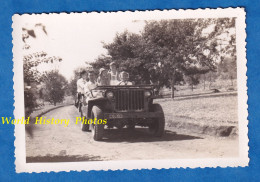 Photo Ancienne Snapshot - INDOCHINE - Famille En Jeep , Automobile Militaire ? Vers 1950 Fille Soldat Colonial Auto - Cars