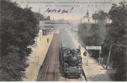 ENGHIEN LES BAINS - Intérieur De La Gare, Prise Du Pont Du Chemin De Fer - Le Départ D'un Train - Très Bon état - Enghien Les Bains