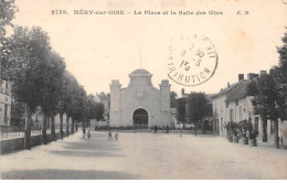 MERY SUR OISE - La Place Et La Salle Des Fêtes - Très Bon état - Mery Sur Oise