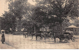 LE VESINET - Station Des Coitures à La Gare - Le Kiosque Hériot - Très Bon état - Le Vésinet