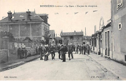 BONNIERES - La Gare - Un Jour De Réception - Très Bon état - Bonnieres Sur Seine