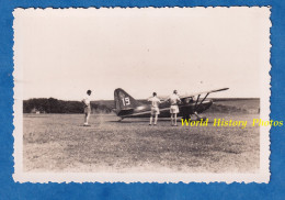 Photo Ancienne Snapshot - INDOCHINE - Avion à Identifier STINSON ? Militaire ? Civil ? Vers 1948 - Aviation Homme Pilote - Luftfahrt