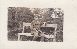 AK Foto Deutscher Soldat Auf Parkbank - 1918  (69208) - War 1914-18