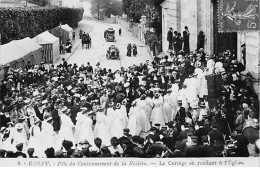 ORSAY - Fête Du Couronnement De La Rosière - Le Cortège Se Rendant à L'Eglise - Très Bon état - Orsay