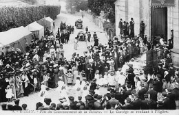 ORSAY - Fête Du Couronnement De La Rosière - Le Cortège Se Rendant à L'Eglise - Très Bon état - Orsay