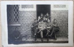 ABL Portrait D’un Groupe De Soldats En Caserne Avec Armement 2 Au Calot Photo Format CP 1920-1930 - Guerra, Militares