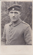 AK Foto Deutscher Soldat Mit Ordensband - 1. WK (69212) - Guerre 1914-18