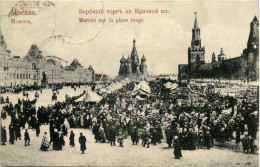 Moscou - Marche Sur La Place Rouge - Russie