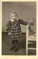 Kind Mit Teddybär - Juegos Y Juguetes