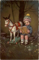 Kind Mit Spielzeugpferd Und Buch - Juegos Y Juguetes
