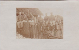 AK Foto Gruppe Deutsche Soldaten Auf Palisadenzaun - 1916 (69218) - War 1914-18