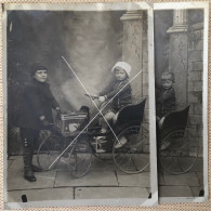 Portrait De 2 Garçons Jouants Avec Une Voiture à Pédales 2 Photos Vers 1900-1910 Sur Papier CP - Coches