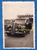 Photo Ancienne Snapshot - Beau Portrait D'une Femme Et Son Automobile RENAULT - Modele à Identifier - Primaquatre ? Auto - Auto's