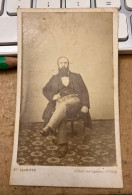 Réal Photo CDV Vers 1870 Homme Barbu Assis  Photographie La Griffe Paris - Antiche (ante 1900)