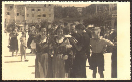 Croatia Sibenik 1936 Nice Girl Woman Boy On Street National Costume Old   Photo 13x9 Cm # 41240 - Personnes Anonymes