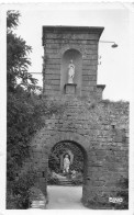 07 Notre Dame D'AY Entrée Du Vieux Fort (Scan R/V) N° 64 \MS9009 - Vallon Pont D'Arc