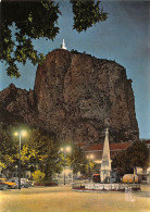 04 CASTELLANE Vue Nocturne De La Grande Place (Scan R/V) N° 13 \MS9013 - Castellane